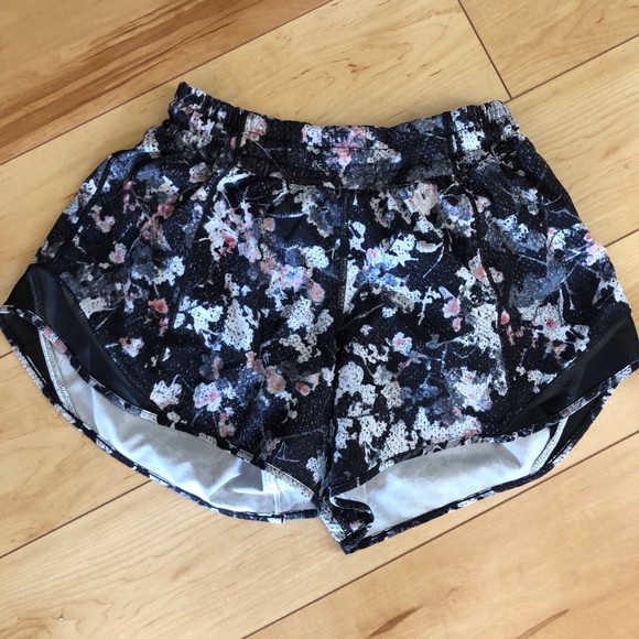 Lululemon Hottie Hot Shorts - Picture 2 of 5